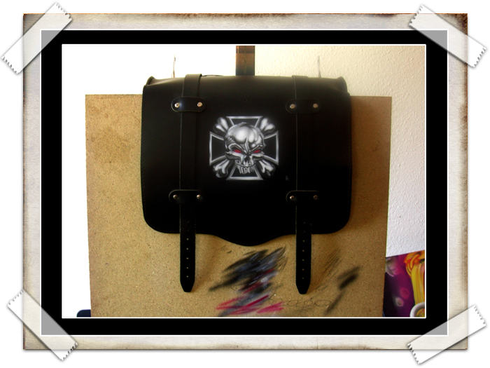 skull_airbrush_leather_roll